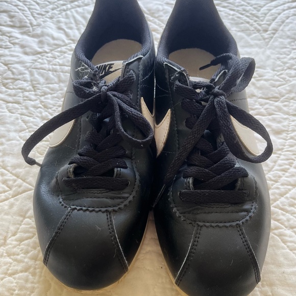 20% OFF 2+ BUNDLES! Nike “Cortez” Sneakers. Black & White. US 7.5/EUR 38.5 - Picture 3 of 10